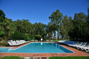 Alberca techada y alberca al aire libre
