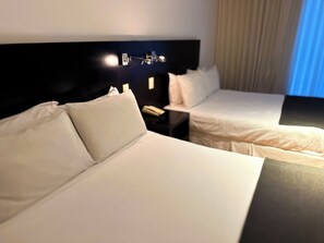 豪華四人房, 2 張加大雙人床 | 客房內保險箱、免費無線上網