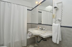Tina profunda, amenidades de baño gratuitas, secadora de cabello, bidet