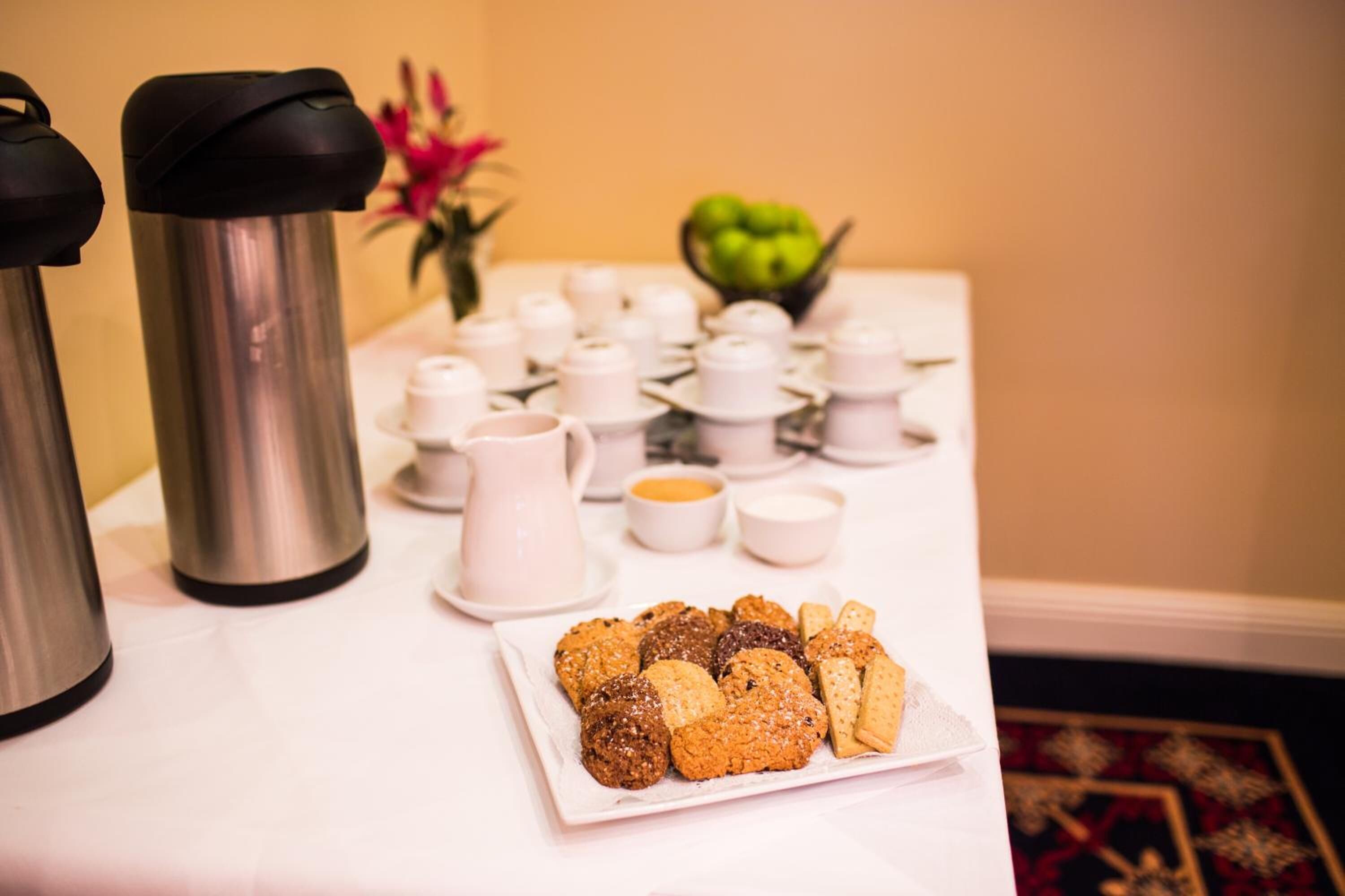 breakfast, lunch, dinner served; irish cuisine