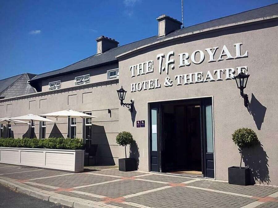 Exterior del Hotel & Teatro Royal, con entrada despejada, zona de estar al aire libre y diseño arquitectónico moderno.