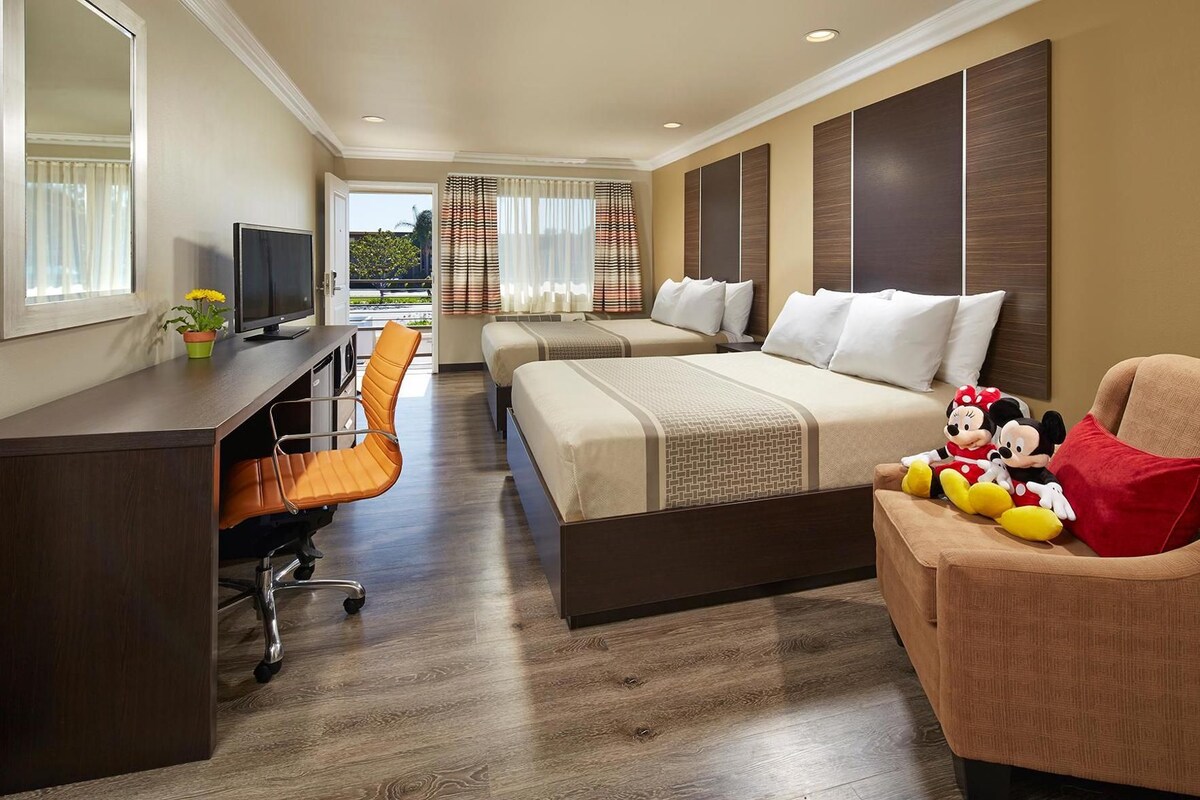 Premium bedding, in-room safe, desk, laptop workspace
