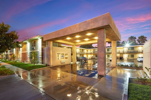 Eden Roc Inn & Suites