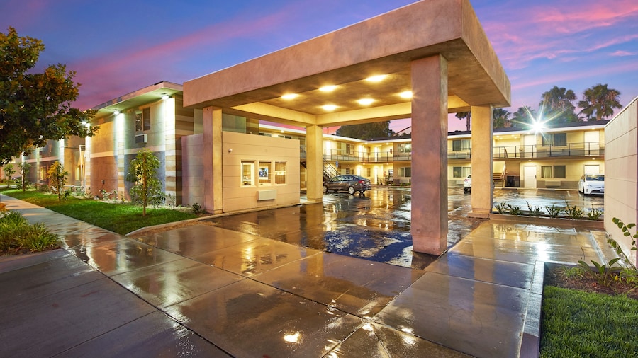 Eden Roc Inn & Suites