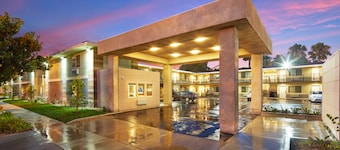 Eden Roc Inn & Suites