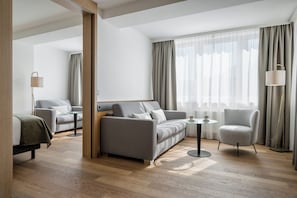 Deluxe Suite | Hypo-allergenic bedding, minibar, in-room safe, desk