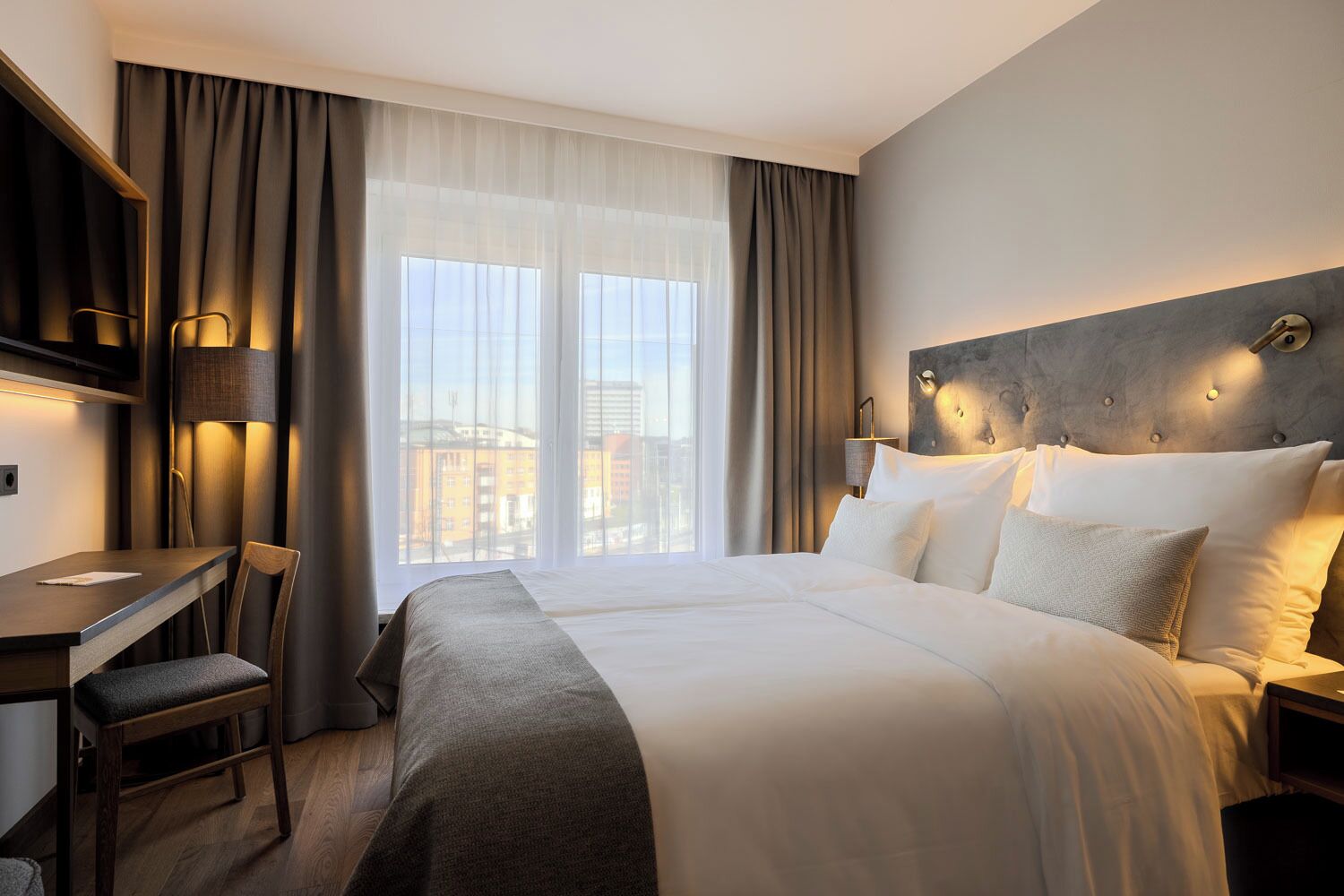 Kleines Doppelzimmer | Allergitestade sängkläder, minibar och värdeförvaringsskåp på rummet