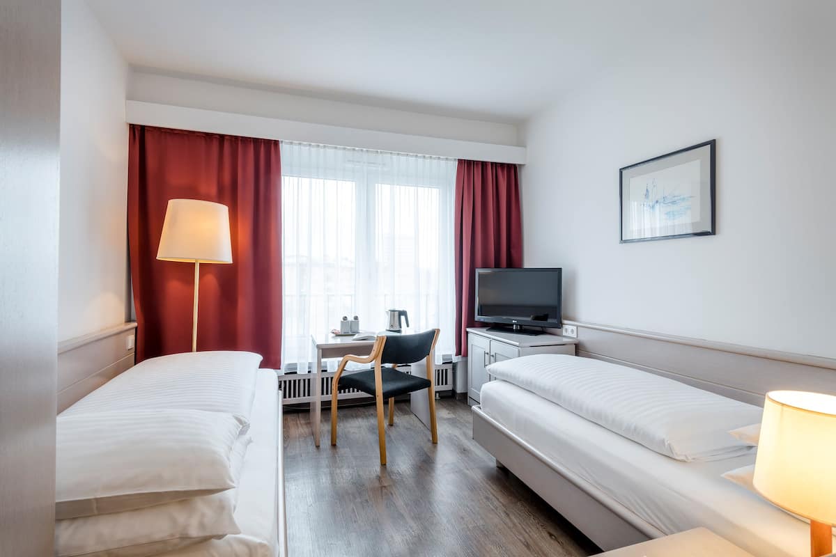 Tvåbäddsrum (Small / Klein) | Allergitestade sängkläder, minibar och värdeförvaringsskåp på rummet