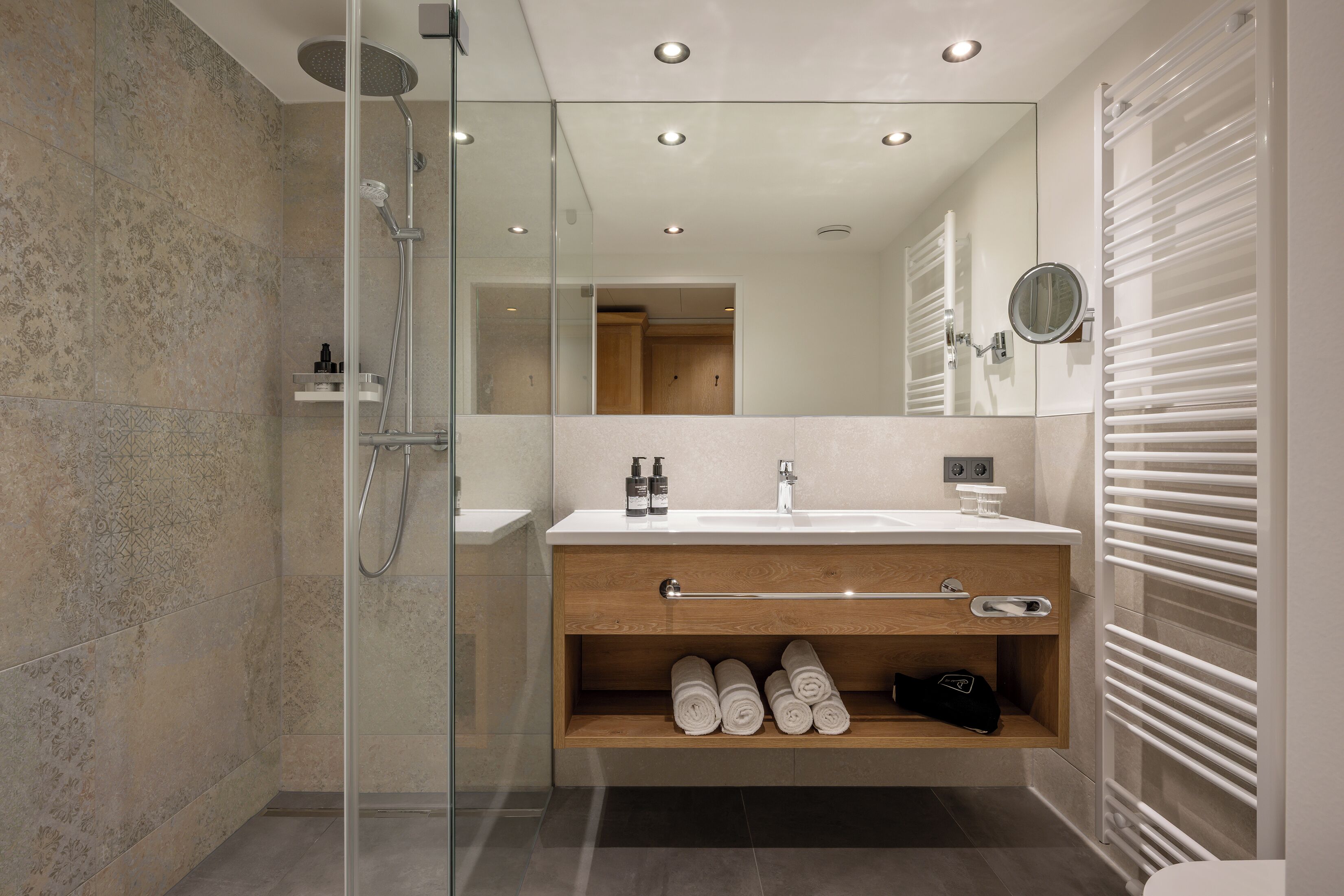 combined shower/bathtub, free toiletries, hair dryer, towels