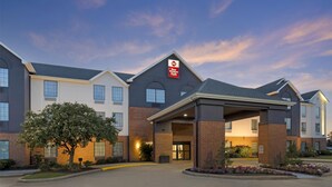 Un hôtel au design moderne, reconnaissable à son grand panneau « Best Western Plus », doté de plusieurs entrées et d’un espace d’entrée aménagé.