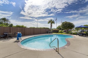 Utendørsbasseng og solsenger