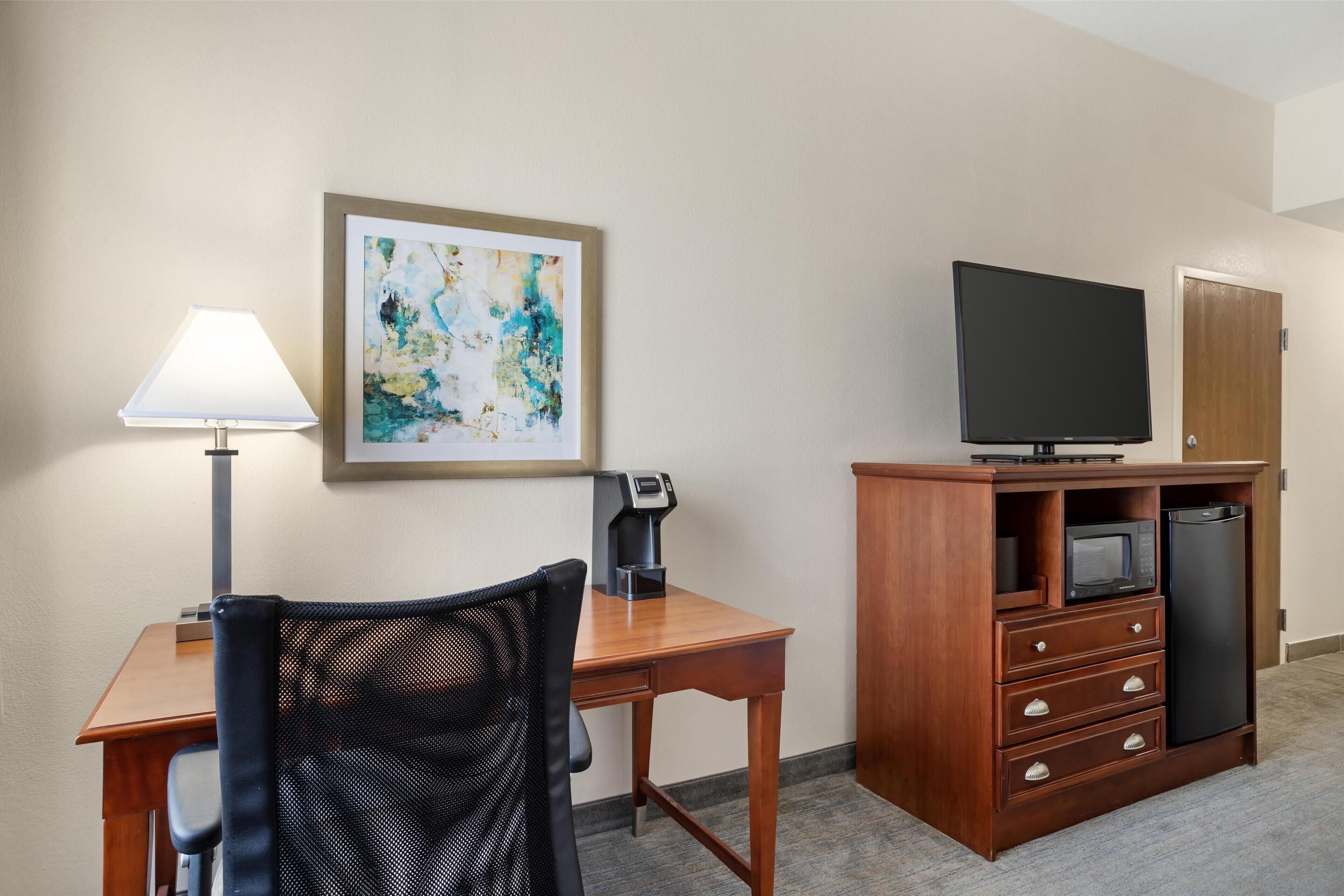 standard room, 1 king bed, accessible, non smoking | desk, blackout curtains, soundproofing, iron/ironing board