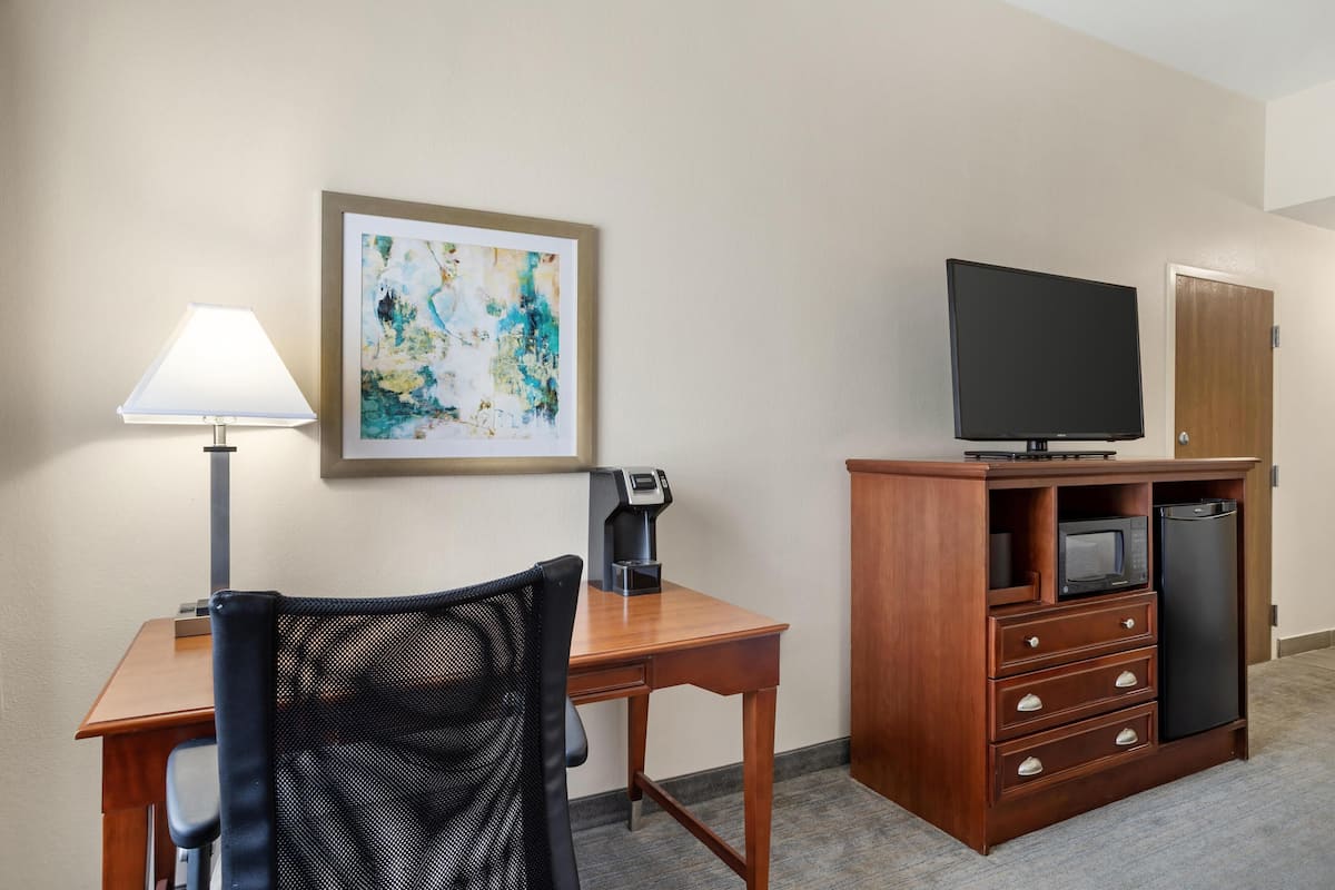 standard room, 1 king bed, accessible, non smoking | desk, blackout curtains, soundproofing, iron/ironing board