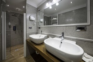 Habitación familiar | Baño | Artículos de higiene personal gratuitos, secador de pelo, bidé y toallas