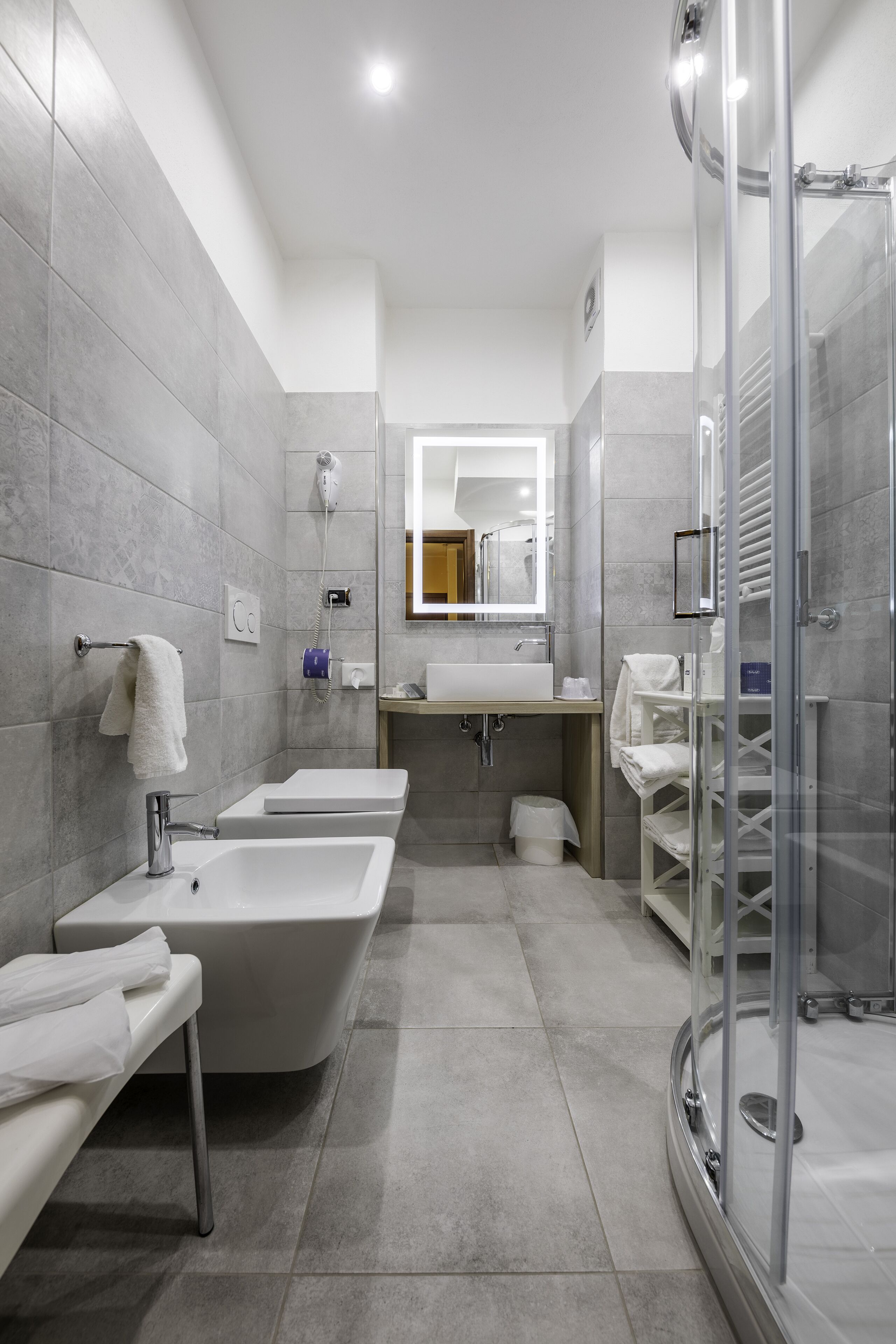 Artículos de tocador gratuitos, secador de pelo, bidet, toallas