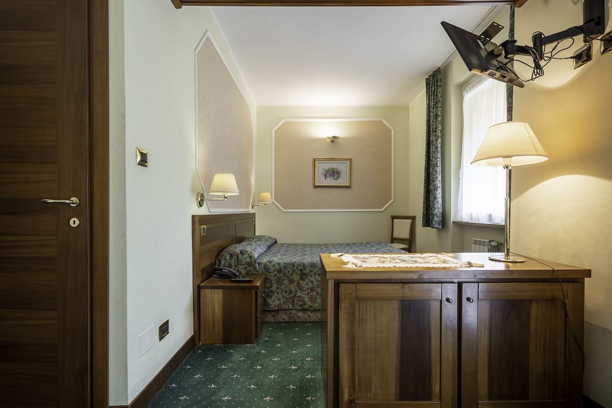 family room | minibar, in-room safe, desk, blackout curtains