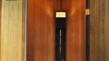 Una sauna con paredes de madera, un banco y un sistema de ventilación.