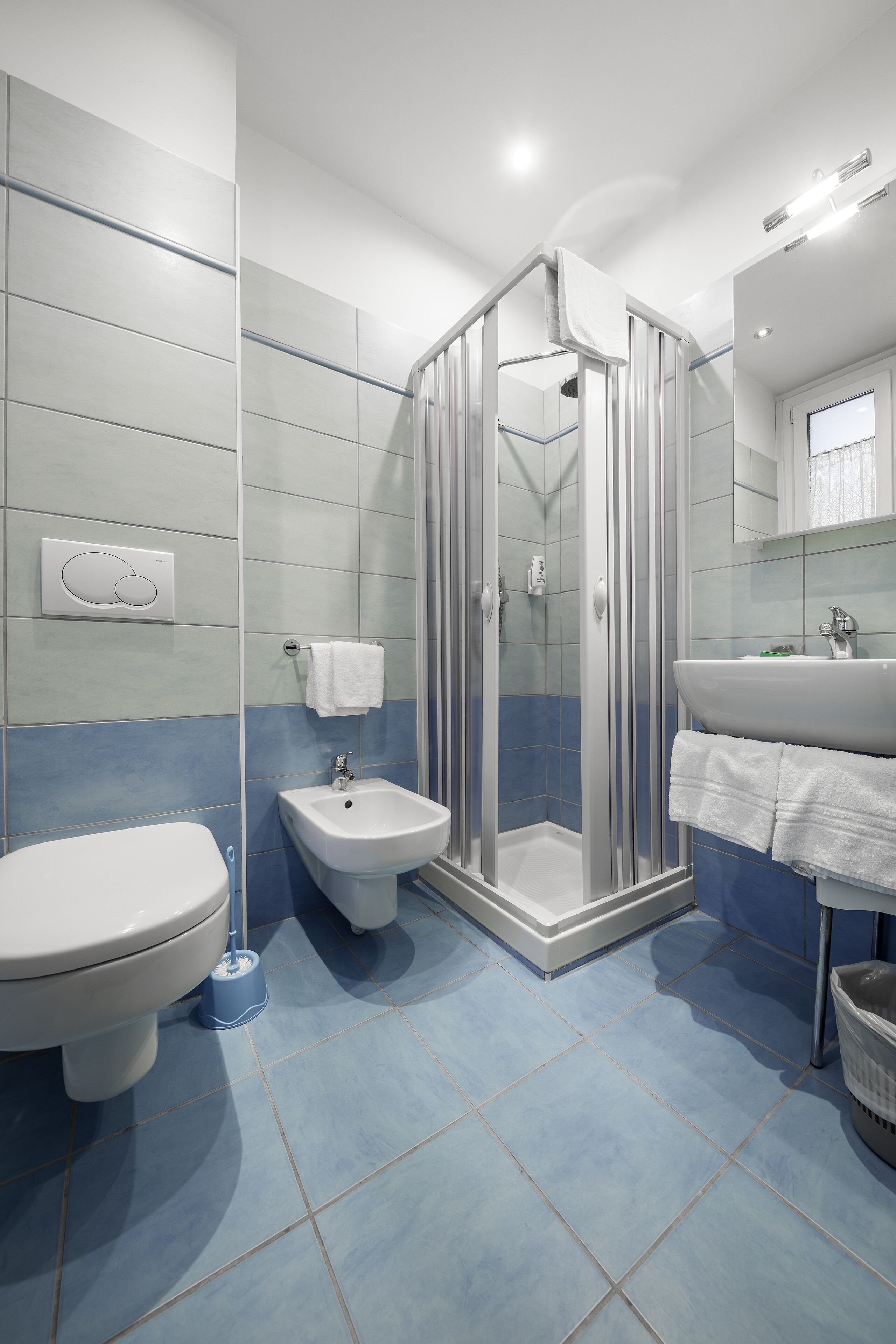 standard twin room | bathroom | free toiletries, hair dryer, bidet, towels