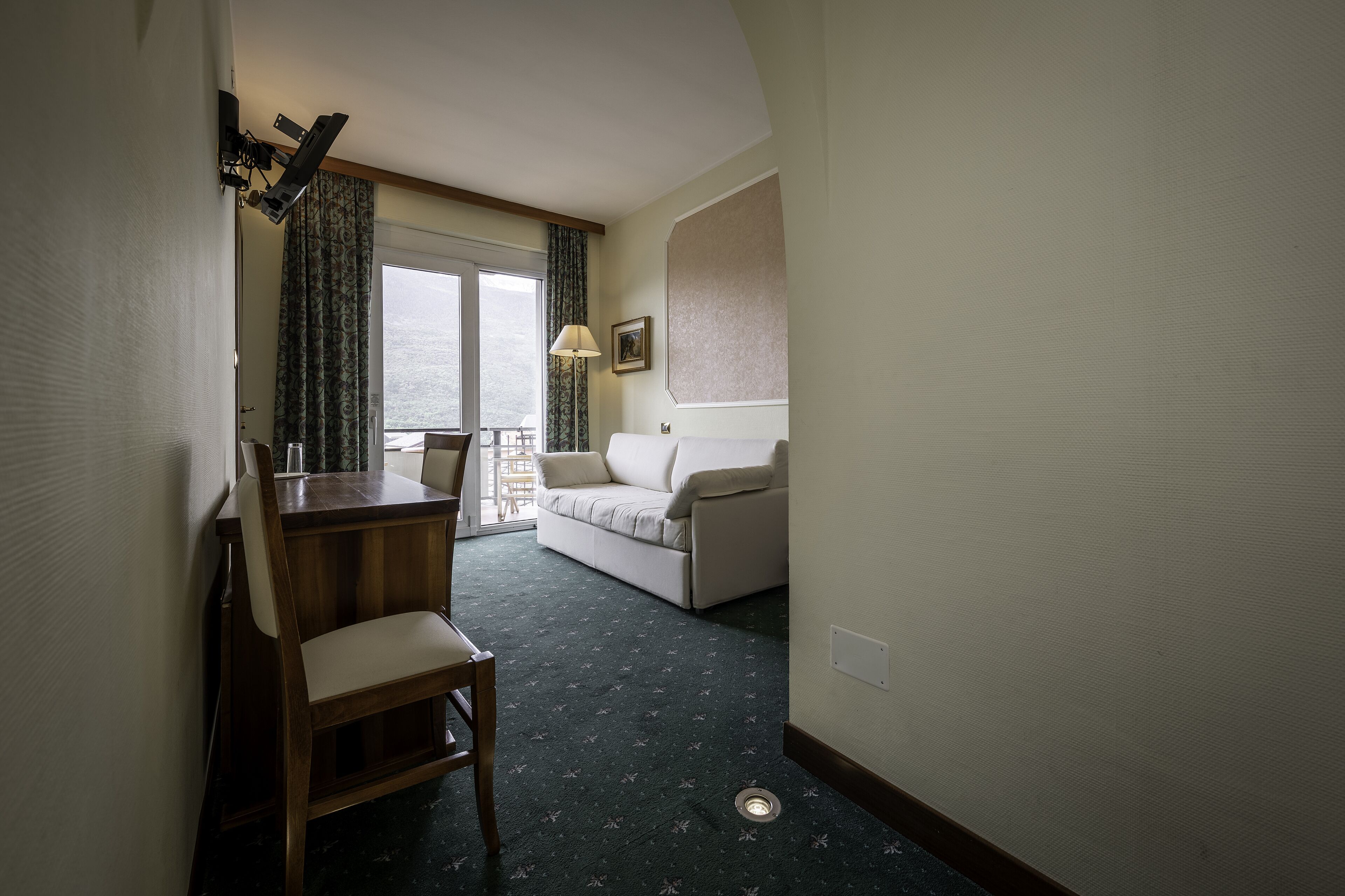 triple room | minibar, in-room safe, desk, blackout curtains