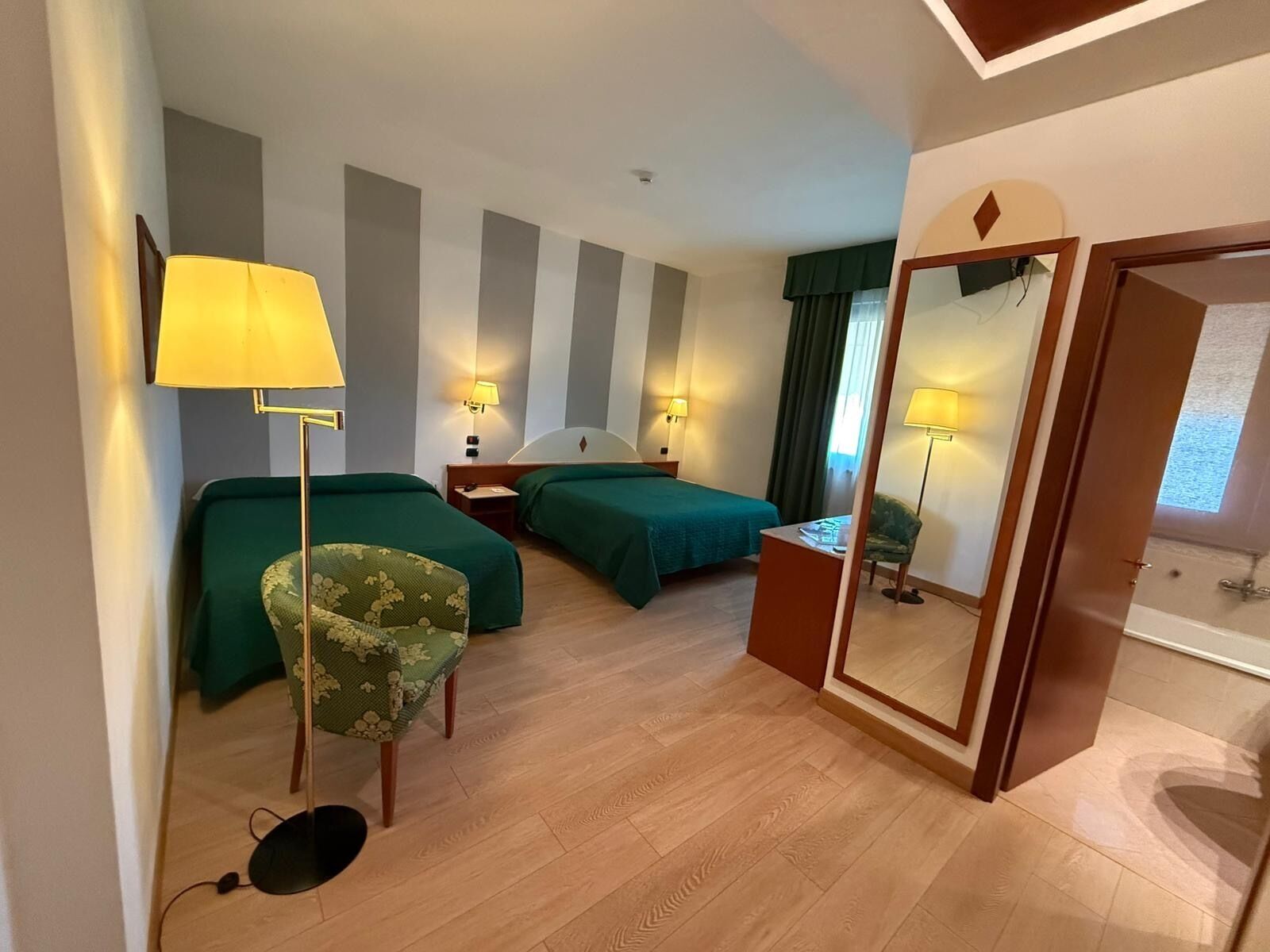 Coffres-forts dans les chambres, bureau, rideaux occultants