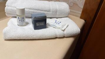 Komfortbadewanne, Haartrockner, Bidet, HandtĂŒcher