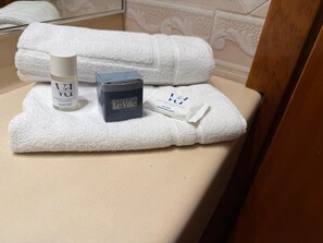 Dype avslapningsbadekar, hårføner, bidé og håndklær