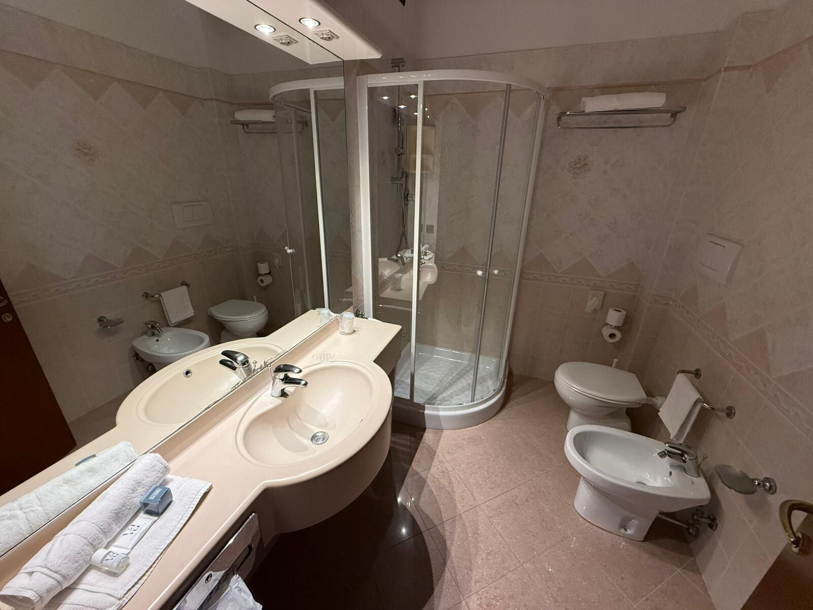 Baignoire relaxante profonde, sèche-cheveux, bidet, serviettes fournies