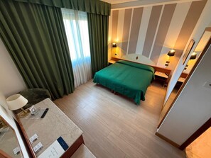 客房内保险箱、办公桌、遮光窗帘、隔音