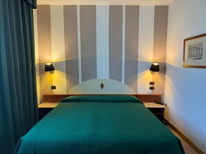 标准双人房 | 客房内保险箱、办公桌、遮光窗帘、隔音