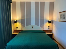 标准双人房 | 客房内保险箱、办公桌、遮光窗帘、隔音