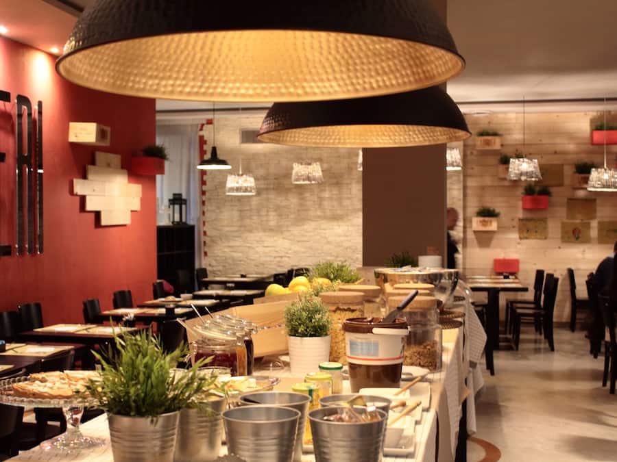 Sarapan bufet setiap hari (EUR 11 seorang)