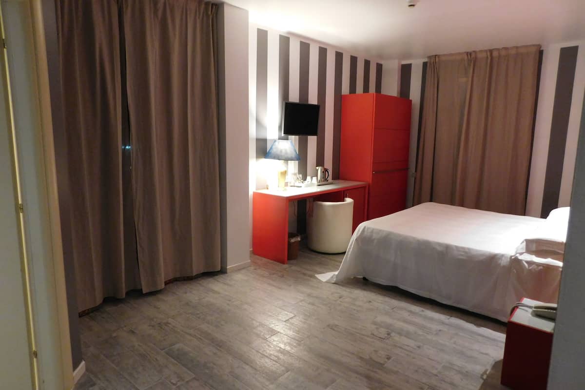 Minibar, in-room safe, desk, blackout drapes