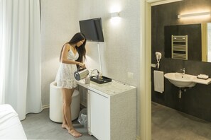 Minibar, caja de seguridad en la habitación y escritorio 