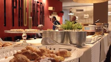 Colazione a buffet, servita tutte le mattine (11 EUR a persona)