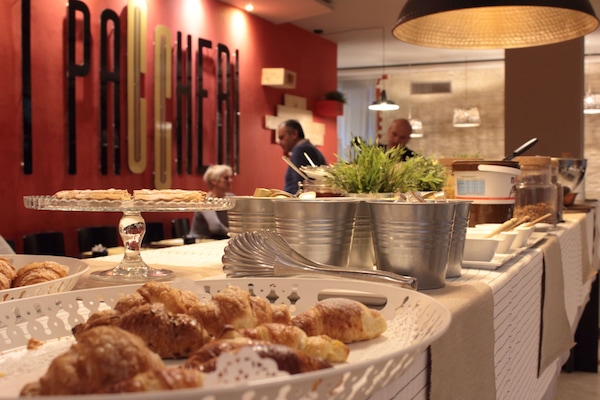 Desayuno buffet diario (EUR 11 por persona)