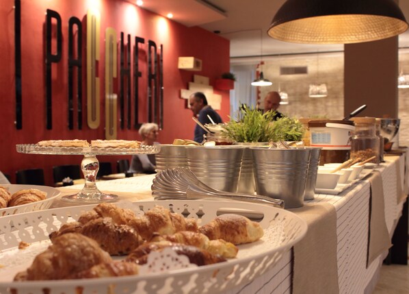 Bữa sáng buffet hàng ngày (11 EUR/mỗi người) 