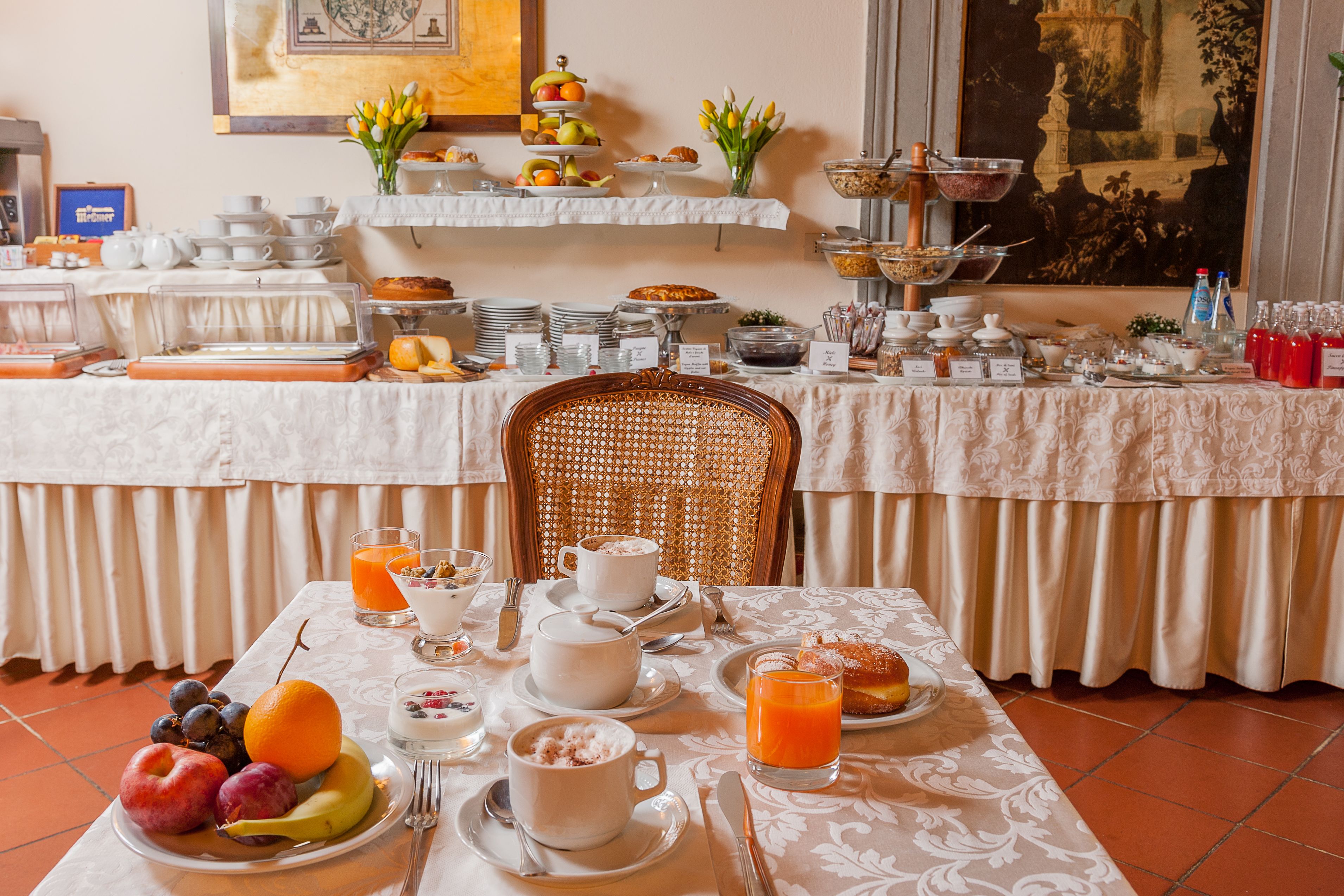 Un bufé de desayuno con diversos alimentos y bebidas.