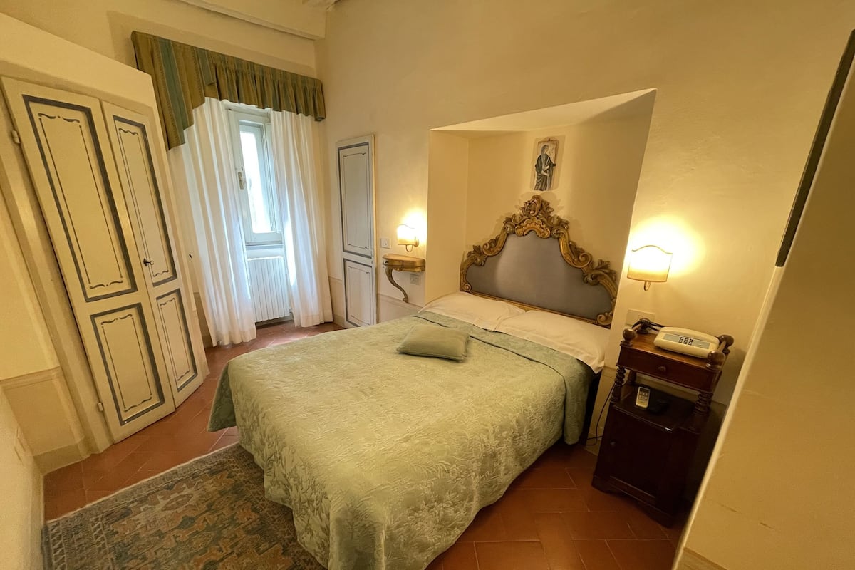 Premium bedding, down duvets, minibar, in-room safe