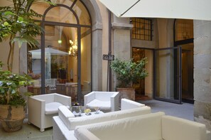 Coin salon dans le hall