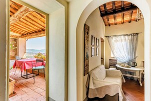 Panorámás lakosztály | Prémium ágynemű, pehelypaplan, minibár és széf a szobában