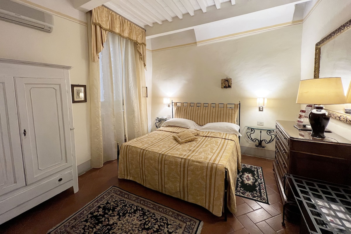 Premium bedding, down duvets, minibar, in-room safe