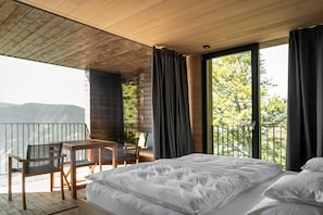 Hypo-allergenic bedding, down duvets, in-room safe, desk