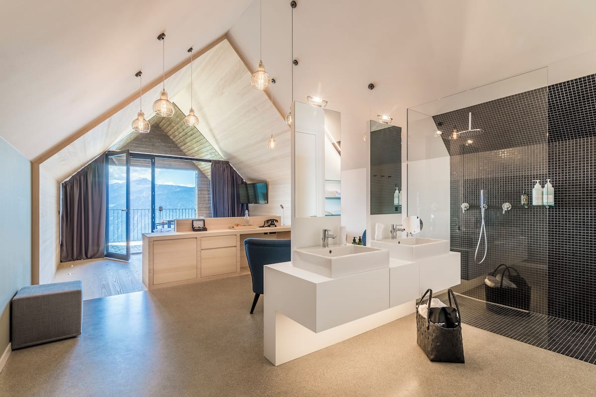 OWNER'S LOFT | 1 bedroom, hypo-allergenic bedding, down comforters, in-room safe