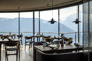 Spécialités cuisine méditerranéenne, vue sur le jardin 