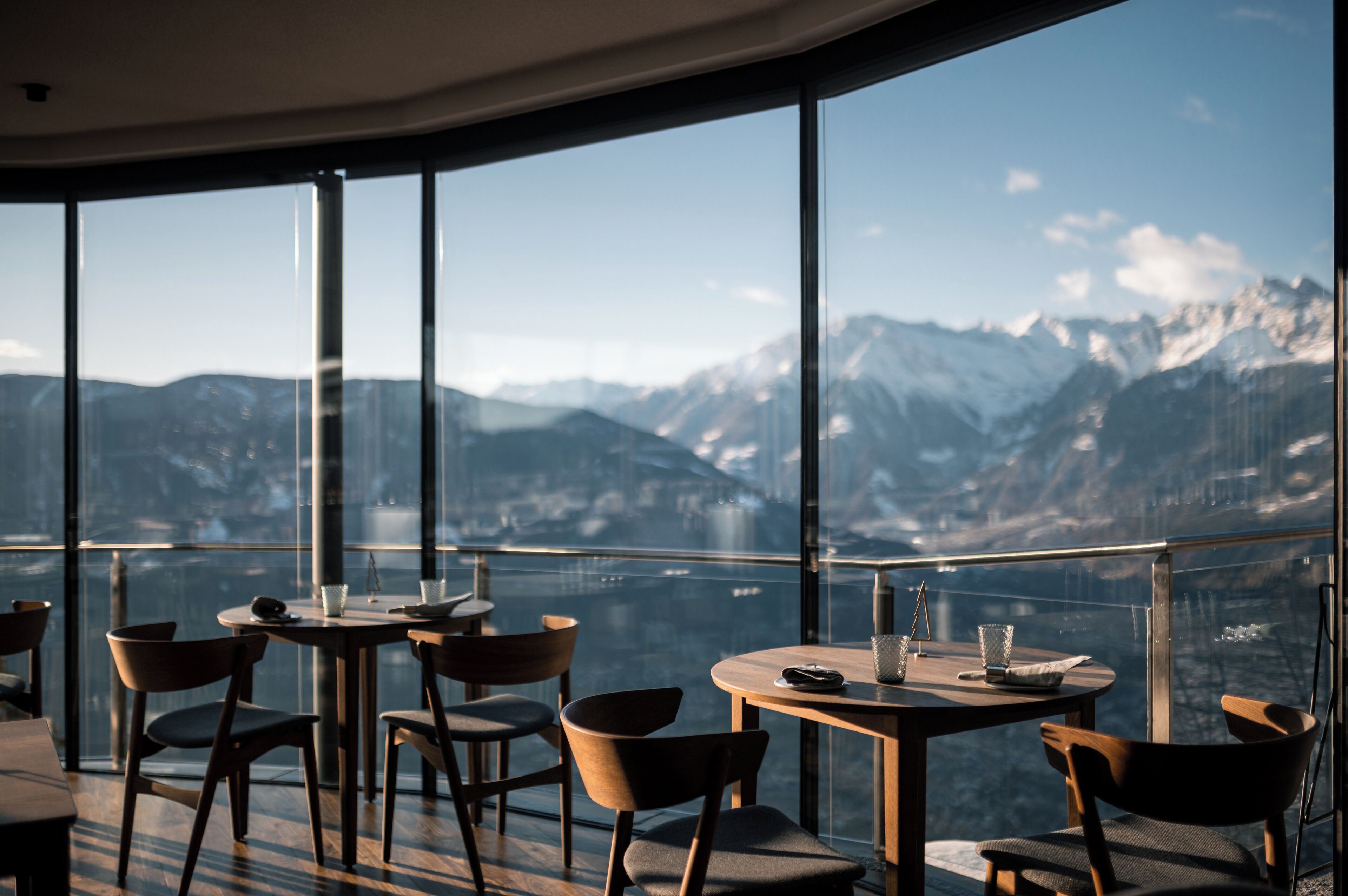 Cocina mediterránea con vista al jardín 