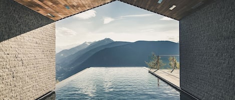 2 piscinas externas, funciona das 7h30 às 20h, guarda-sóis