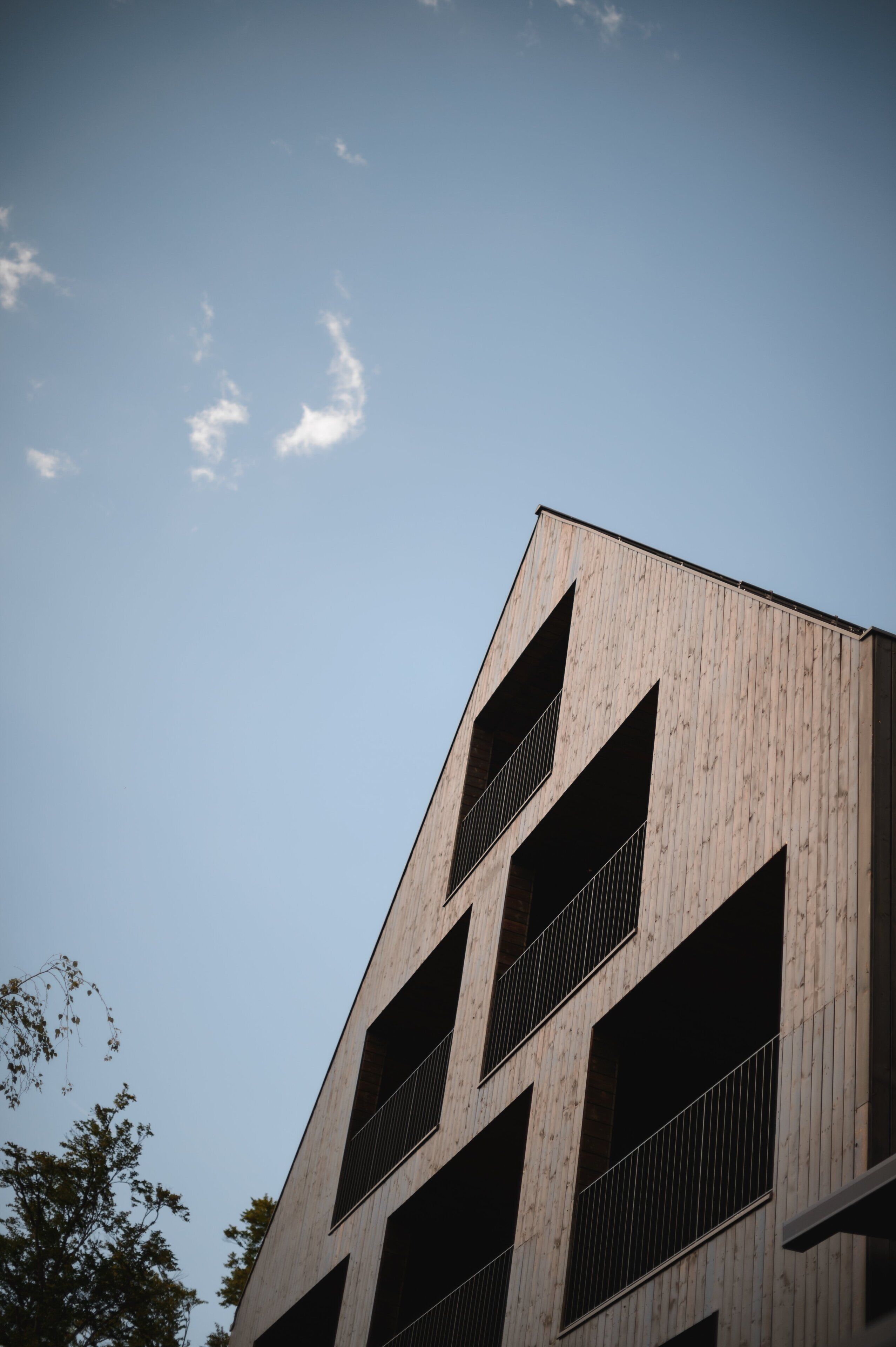 Un edificio moderno con facciata geometrica e diversi balconi.