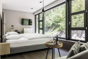 Dobbeltrom – basic | Allergitestet sengetøy, dundyner, safe på rommet og skrivebord