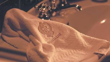 Combined shower/tub, designer toiletries, hair dryer, slippers