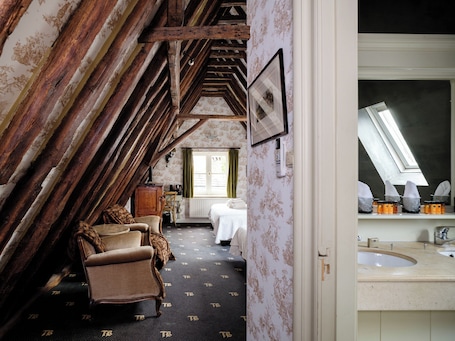 Basic Quadruple Room | Minibar, individually decorated, individually furnished, desk. Canal View Hotel Ter Brughe by CW Hotel Collection